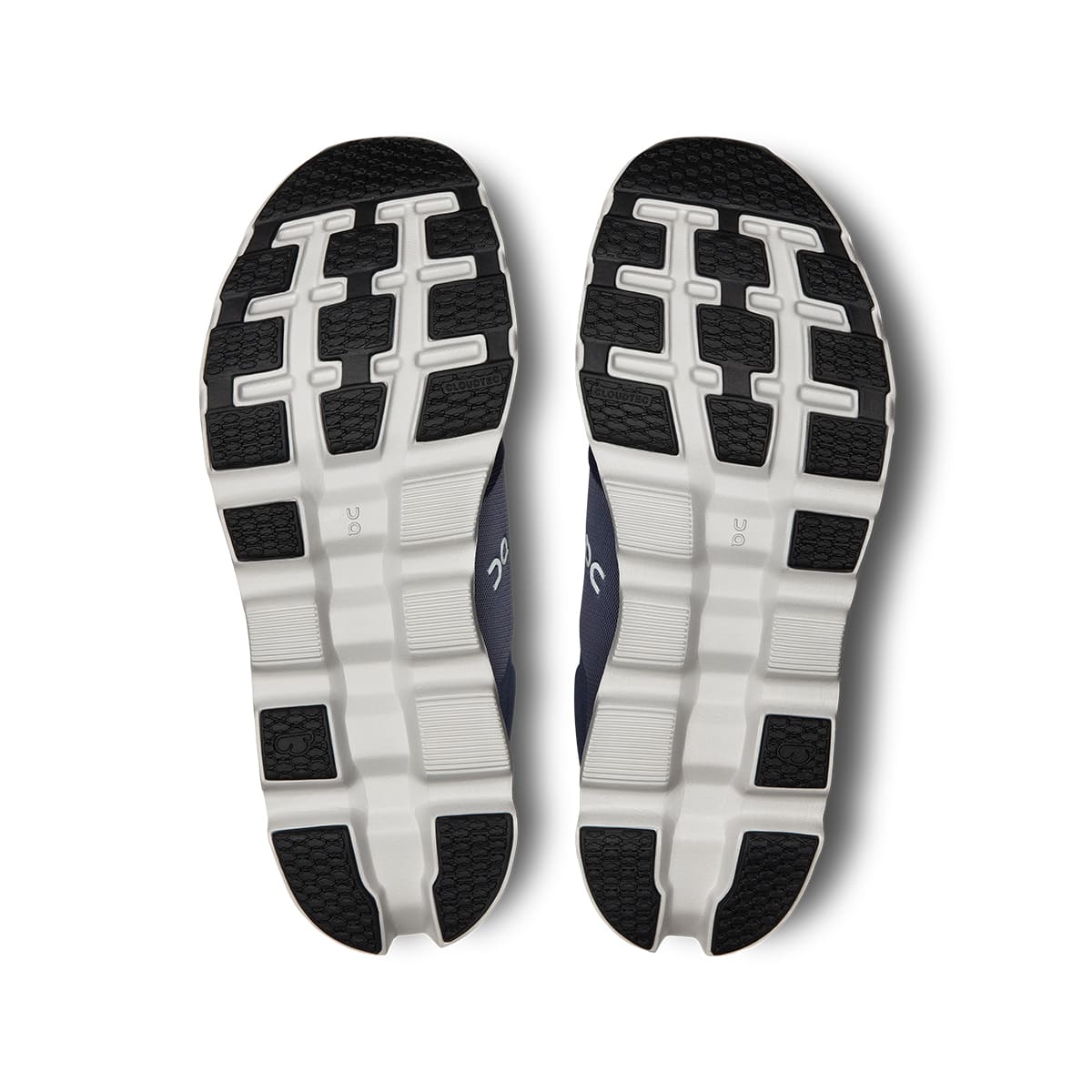 Soles of the On Cloudstratus 3 Metal Glacier men’s running shoes