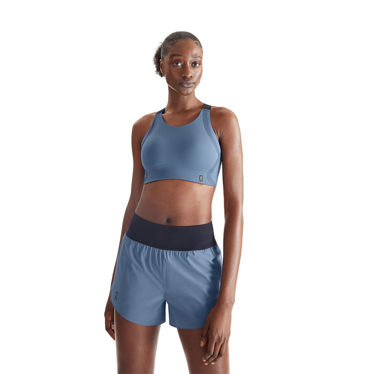 Woman wearing the On Performance Bra Colour Stellar-Black