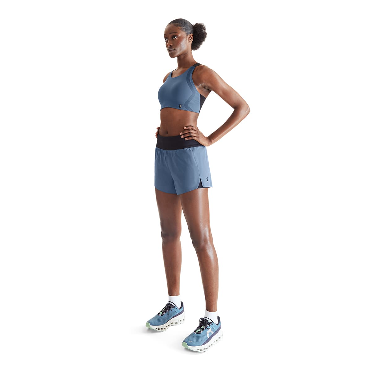 Woman wearing the On Performance Bra Colour Stellar-Black - Side Profile