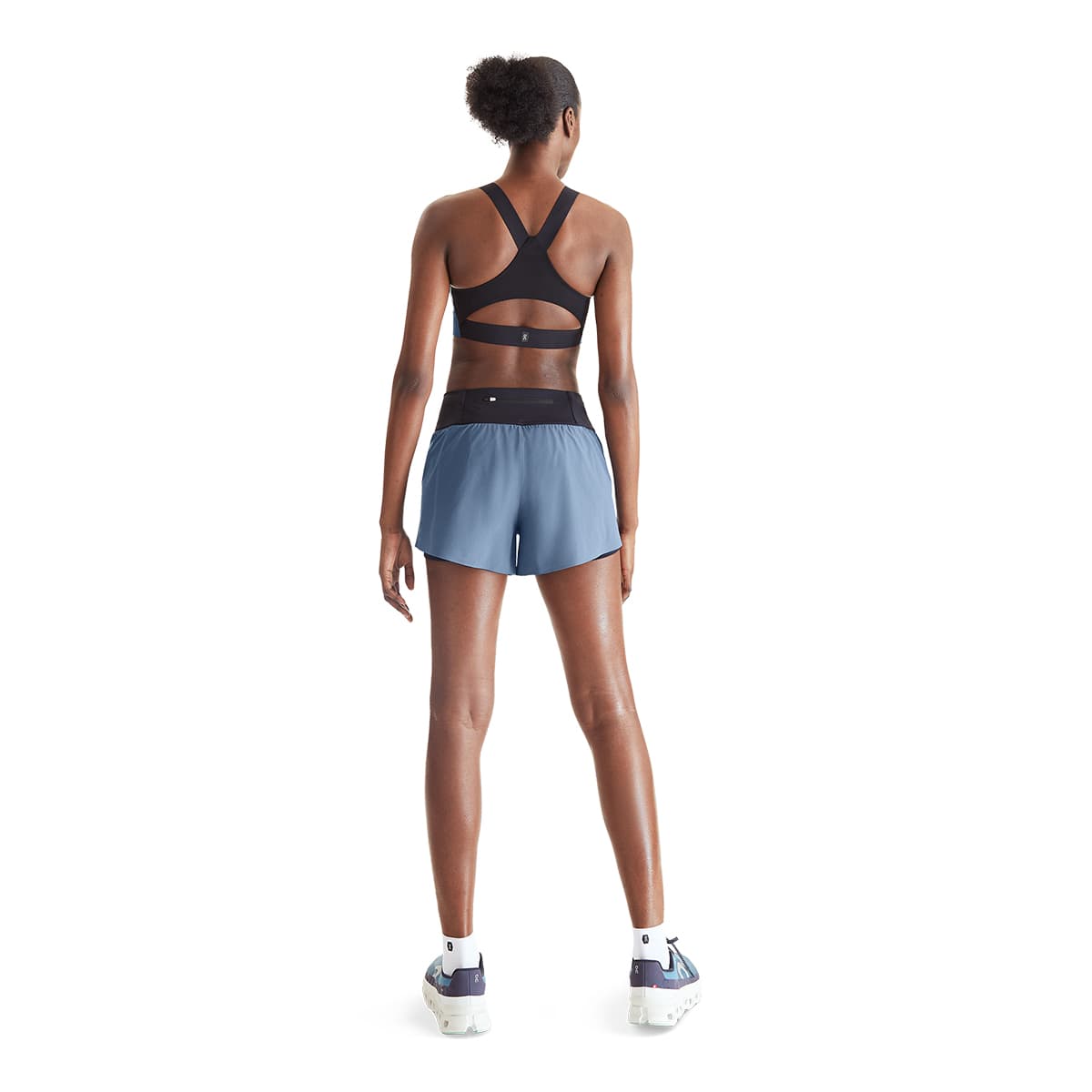 Woman wearing the On Performance Bra Colour Stellar-Black - Back View