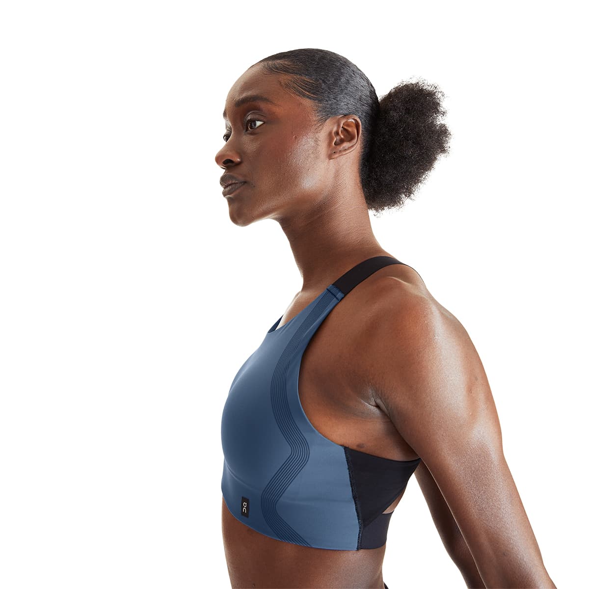 Woman wearing the On Performance Bra Colour Stellar-Black - Side View Close Up