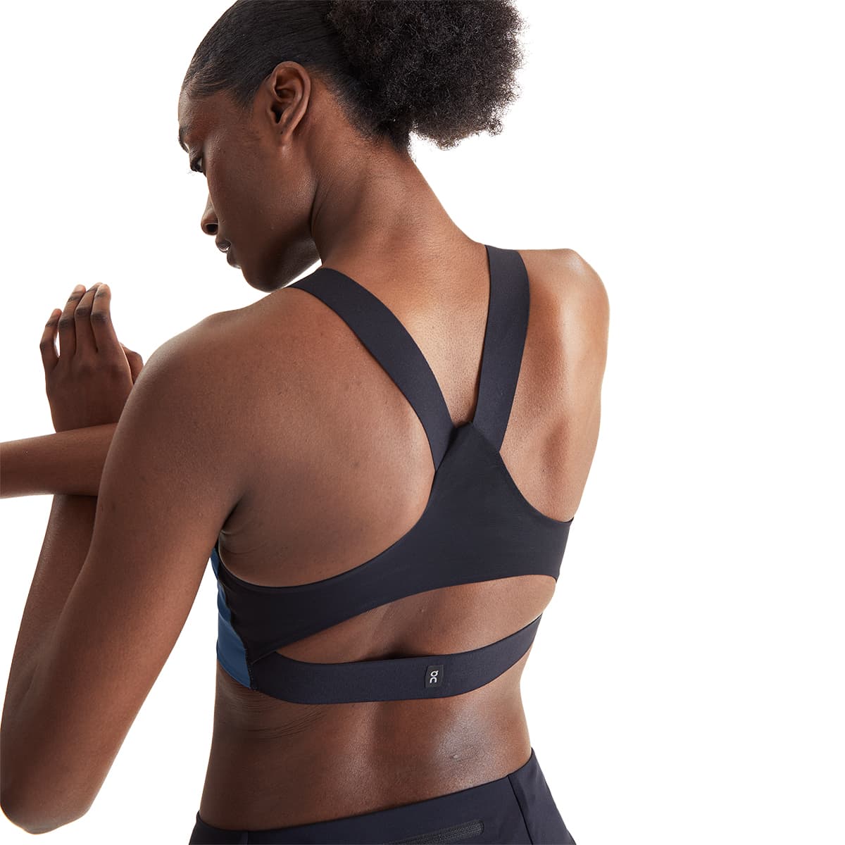 Woman wearing the On Performance Bra Colour Stellar-Black - Back View Butterlyfy Strap