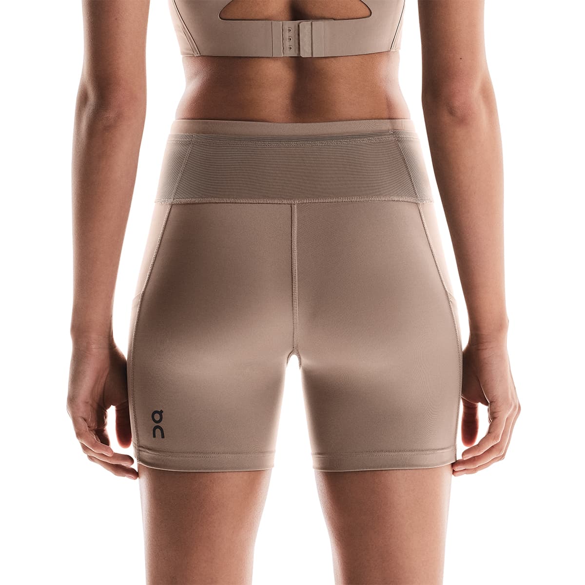 Woman wearing the On Performance Short Tights Colour Cinder - Back view Zoom