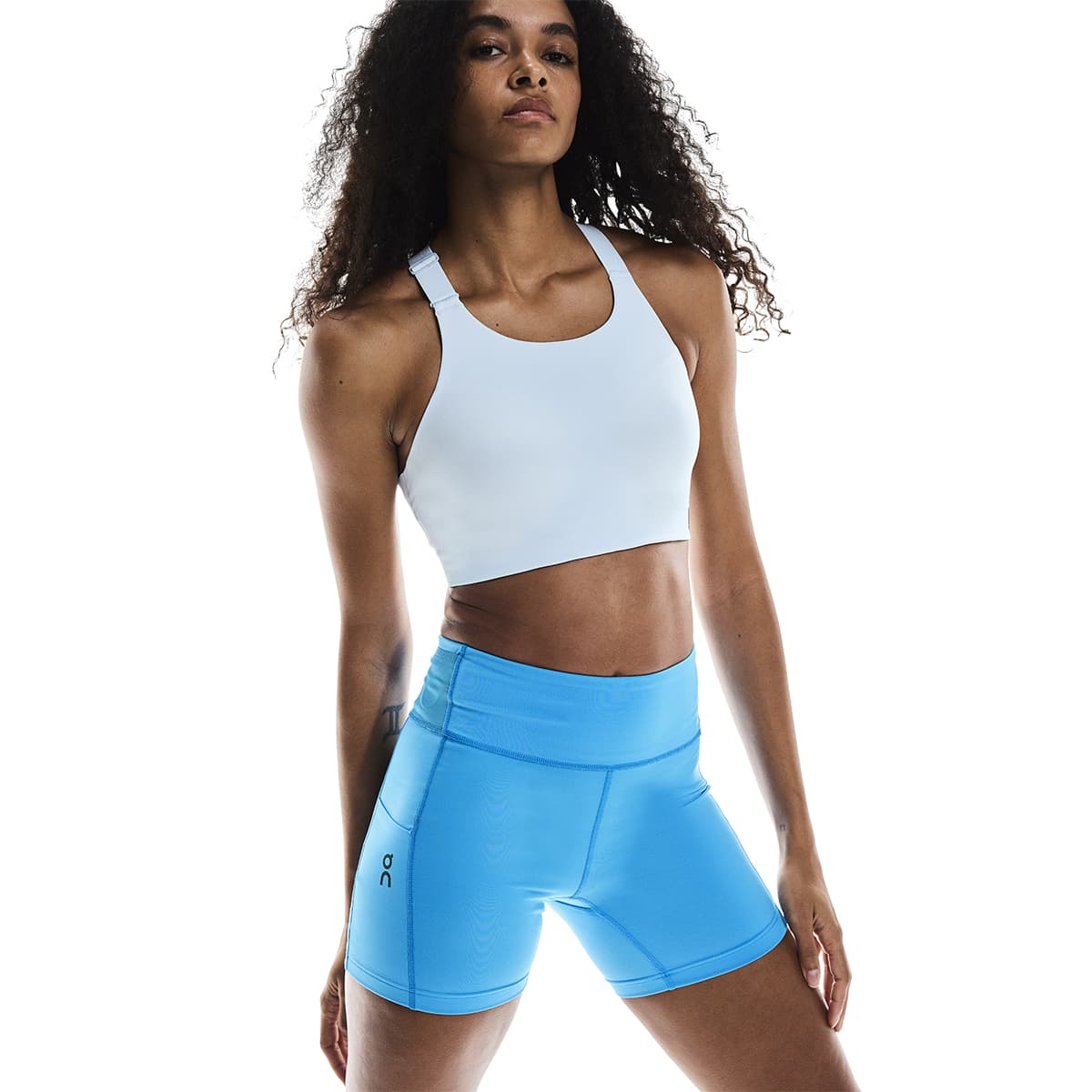 Woman wearing the On Performance Short Tights Colour Malibu - Front View Zoom #color_malibu