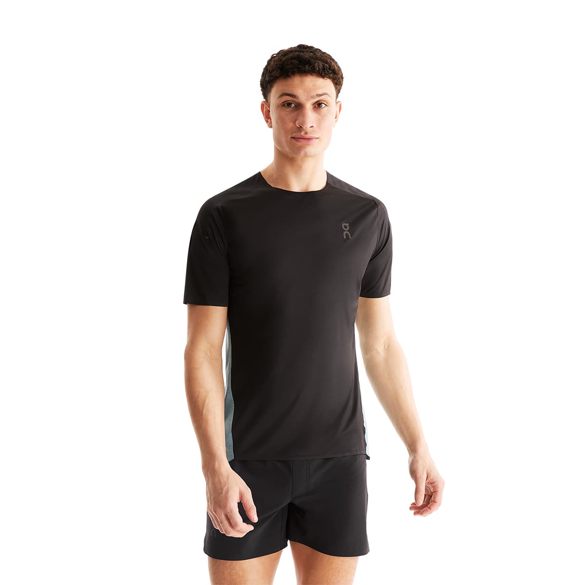 Man wearing the On Performance T Colour Black-Wash