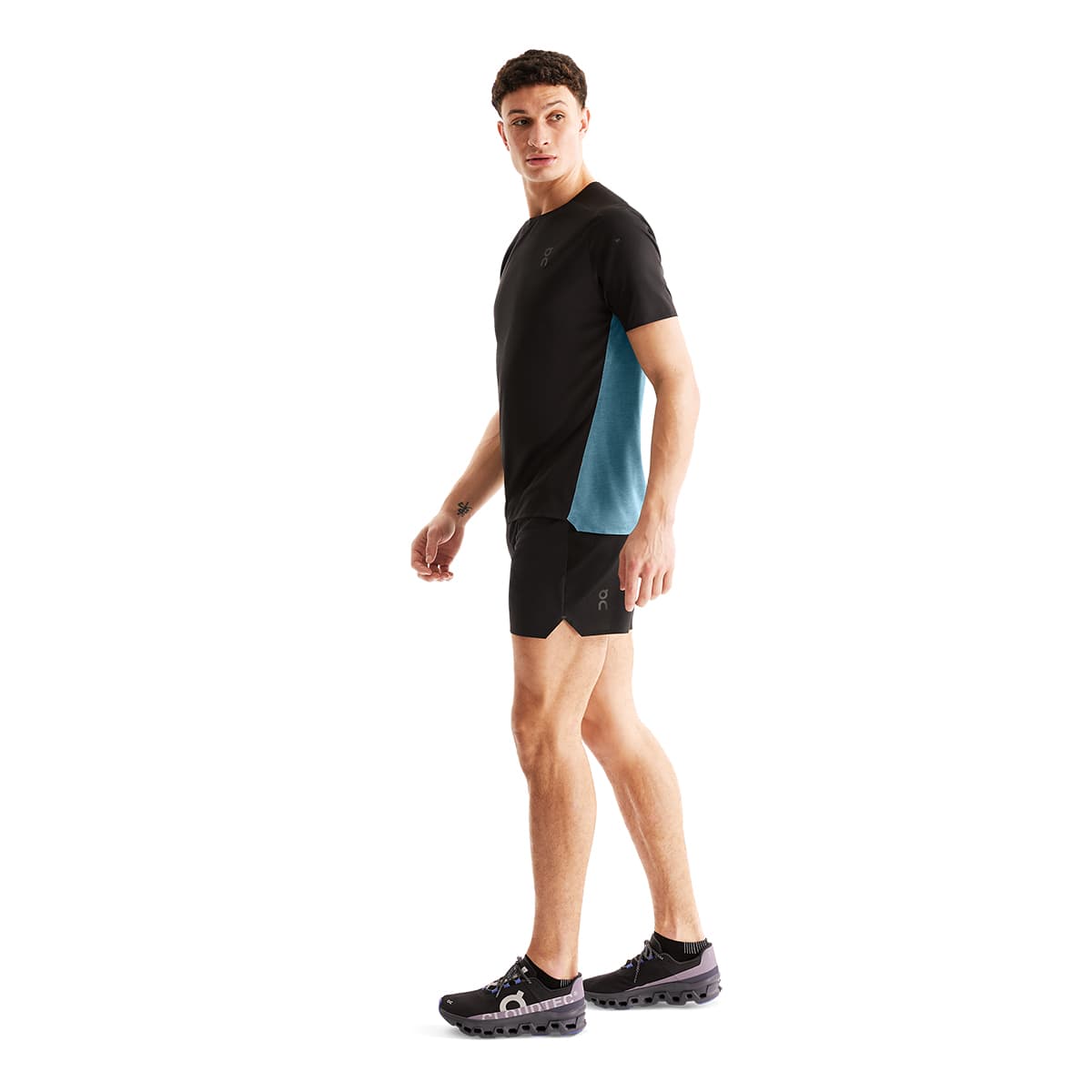 Man wearing the On Performance T Colour Black-Wash - Side Angle