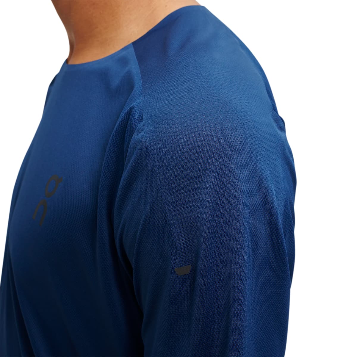 Man wearing the On Performance T Colour Denim-Navy - Close up shoulder detail