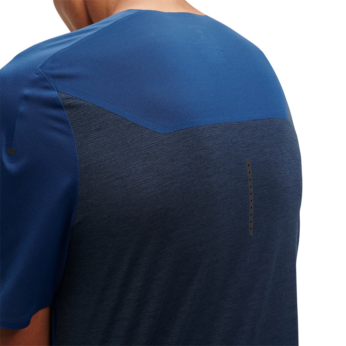 Man wearing the On Performance T Colour Denim-Navy - Close up Back Detail