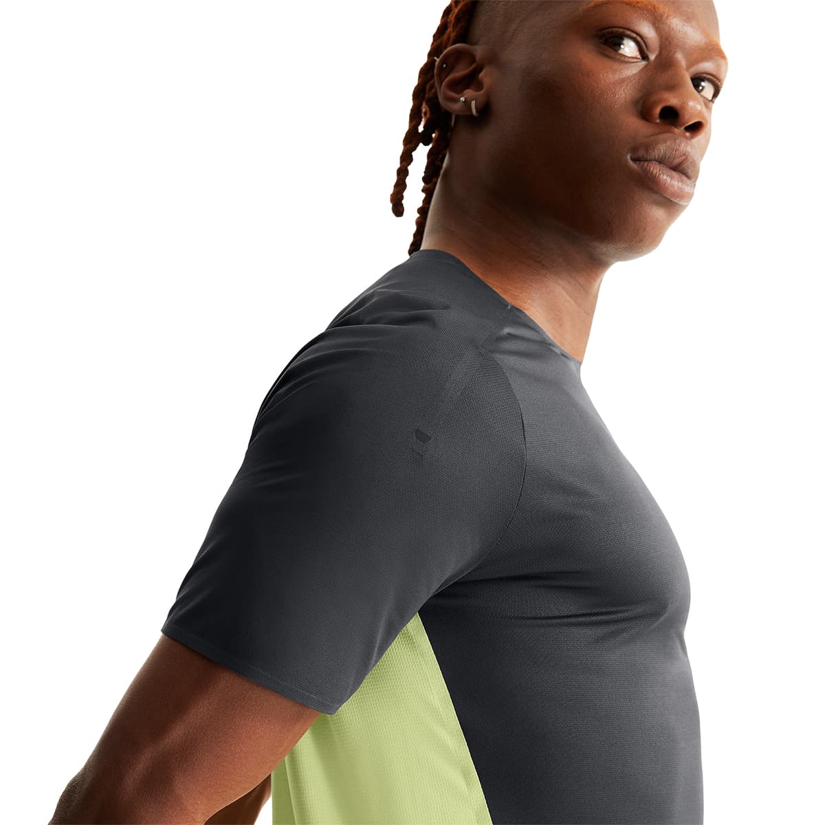 Man wearing the On Performance T Colour Shadow-Hay - Close up Shoulder Detail