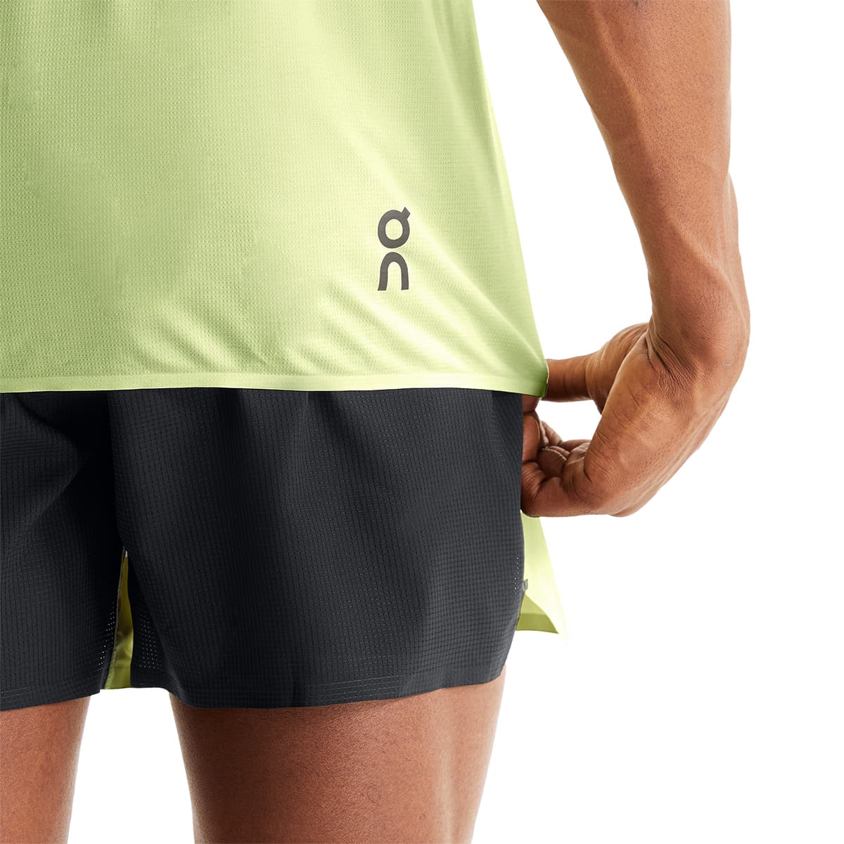 Man wearing the On Performance T Colour Shadow-Hay - Close up Back material and logo