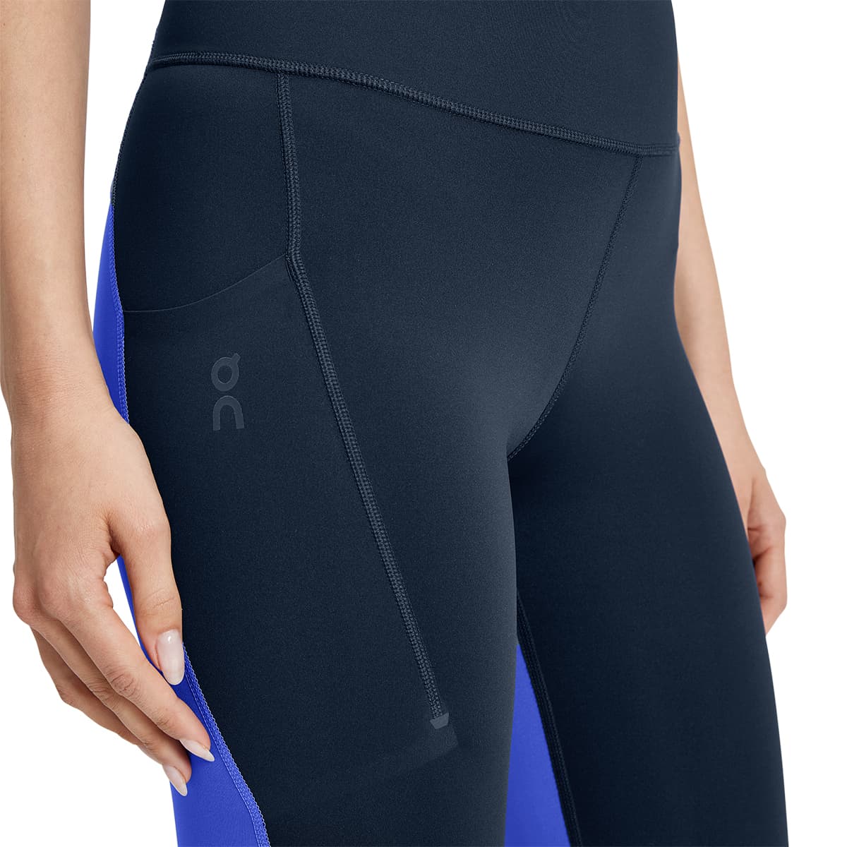 Woman wearing the On Performance Tights 7-8 Colour Navy-Cobalt - Smart Phone Pocket