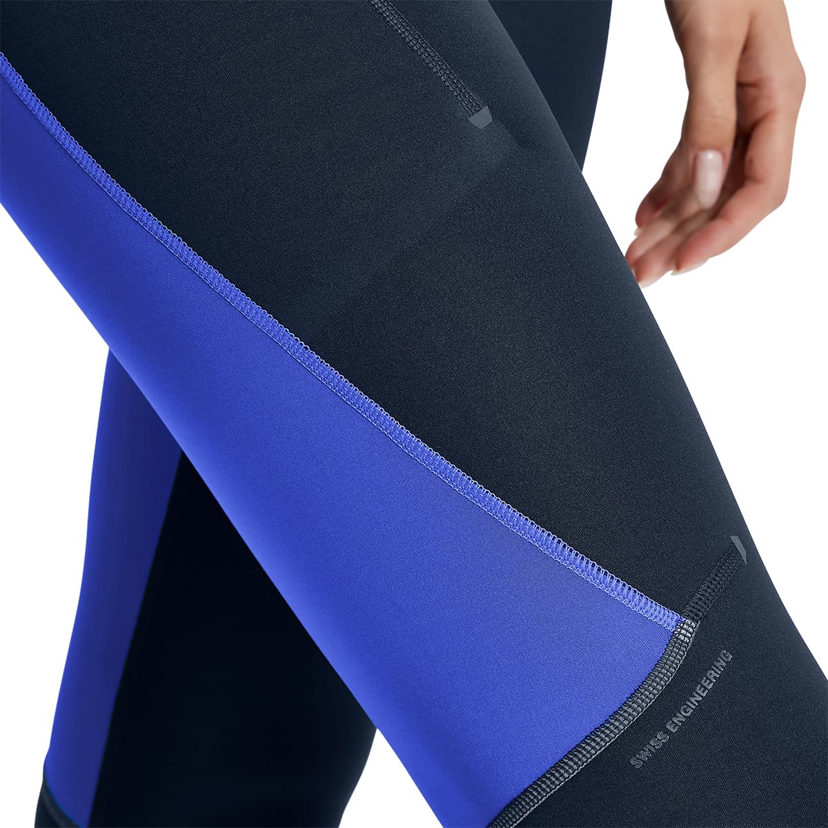 Woman wearing the On Performance Tights 7-8 Colour Navy-Cobalt - Stitching Detail