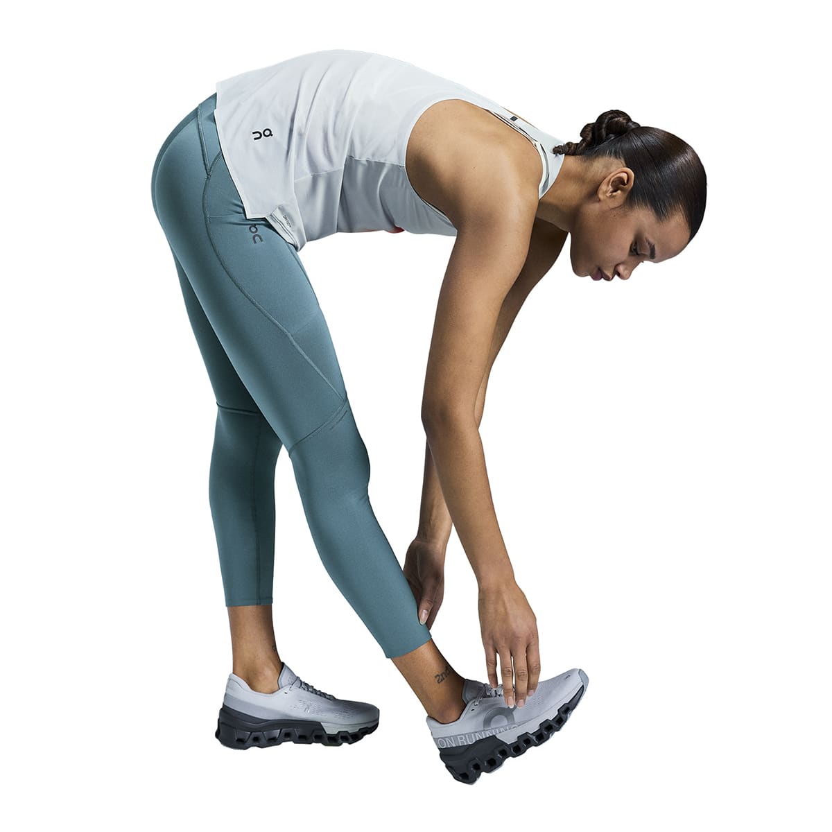 Woman wearing the On Performance Tights 7-8 Colour Storm - Stretch