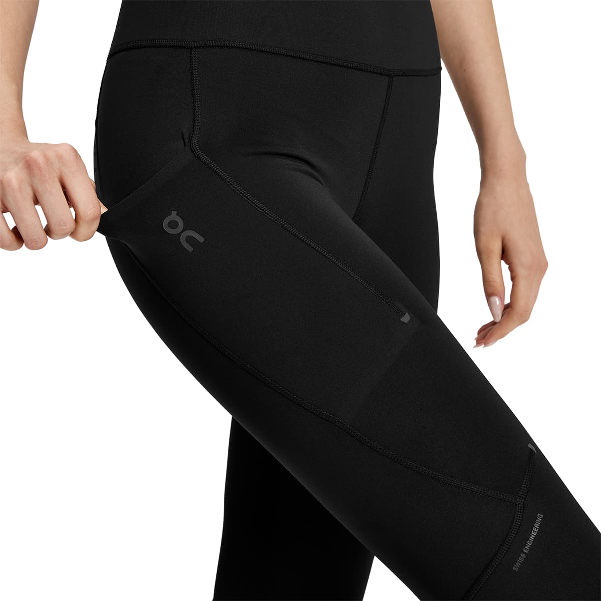 Woman wearing the On Performance Tights 7-8 Colour black - Smart Phone Pocket
