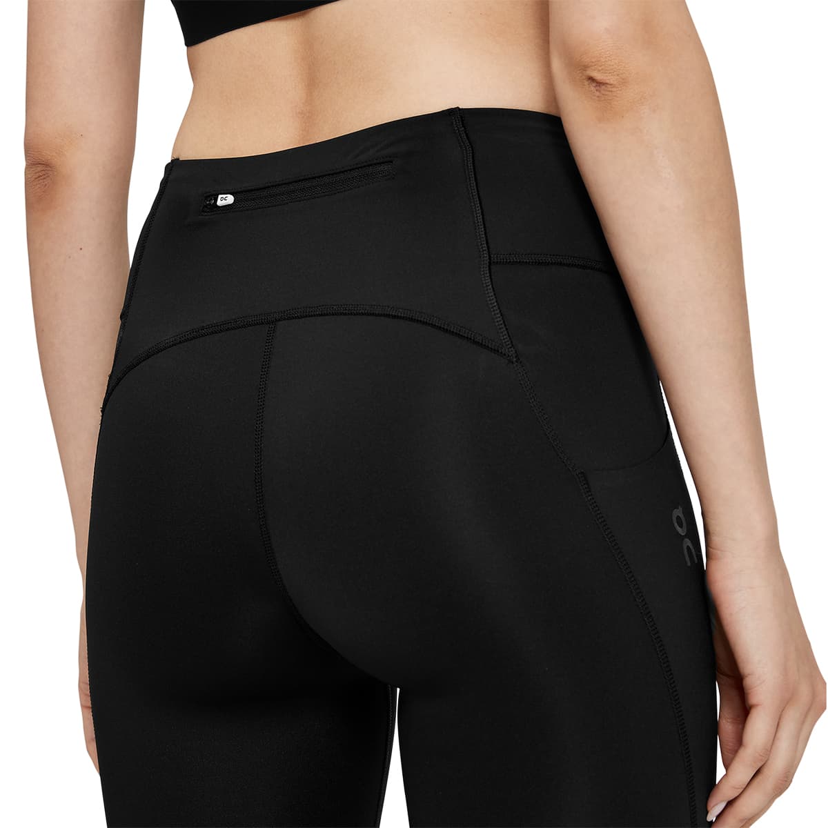 Woman wearing the On Performance Tights 7-8 Colour black - Secure Back Pocket