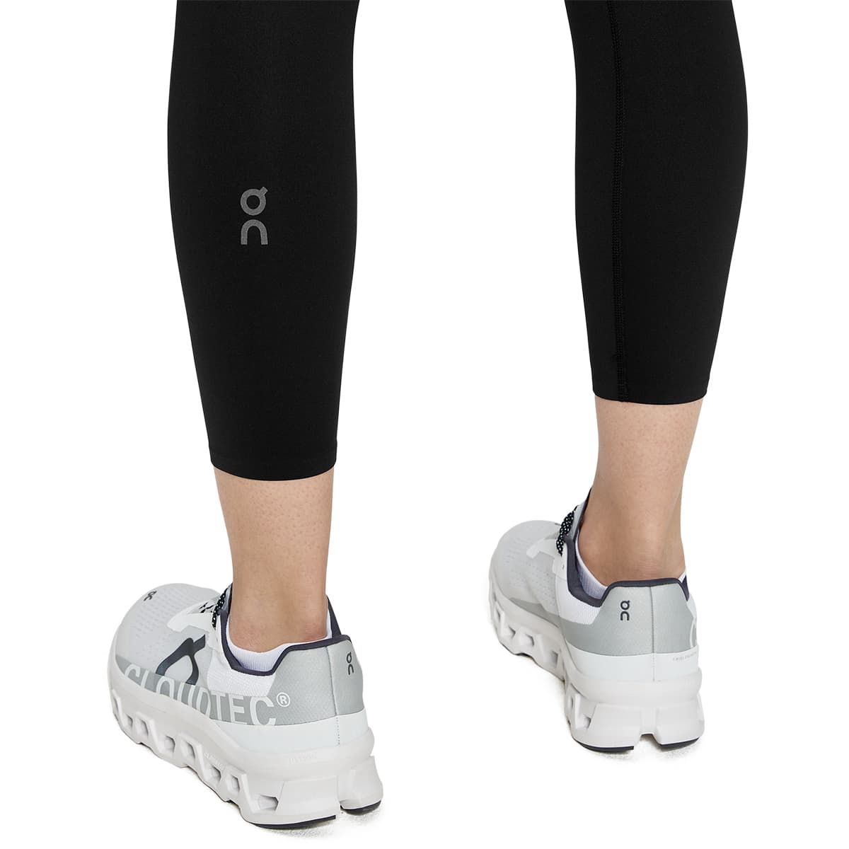 Woman wearing the On Performance Tights 7-8 Colour black - Leg Logo Detail
