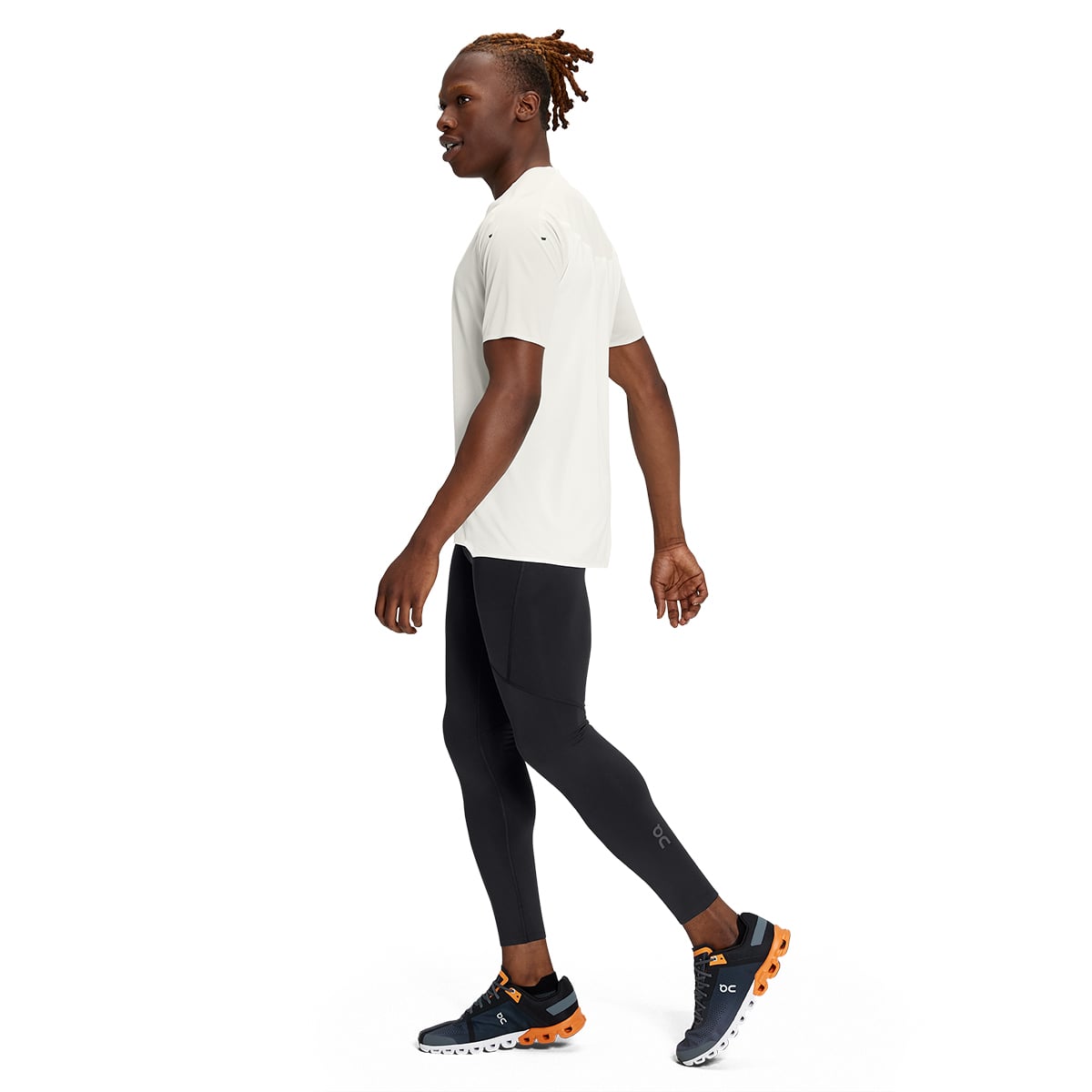Man wearing the On Performance Tights Colour black - Side View
