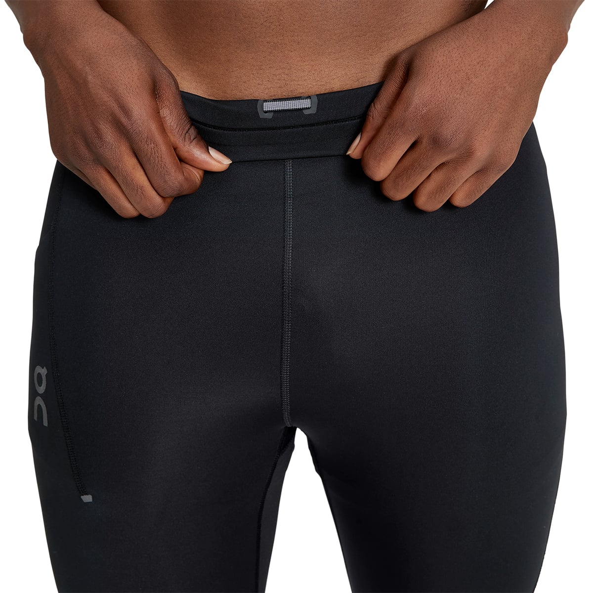 Man wearing the On Performance Tights Colour black - Zoom Waistband
