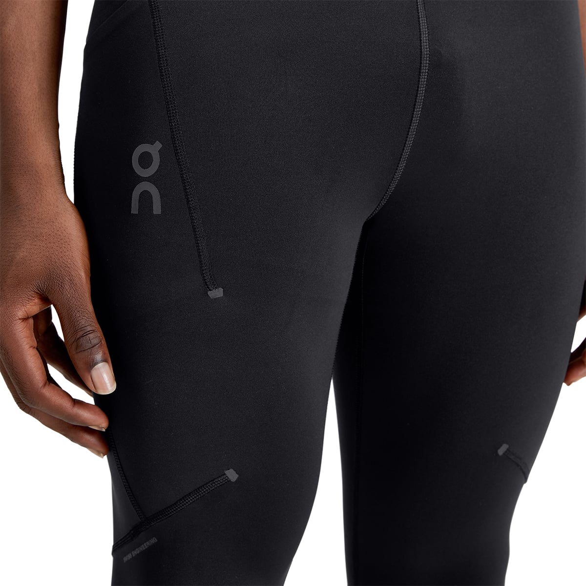 Man wearing the On Performance Tights Colour black - Front View Logo / Stitching Detail
