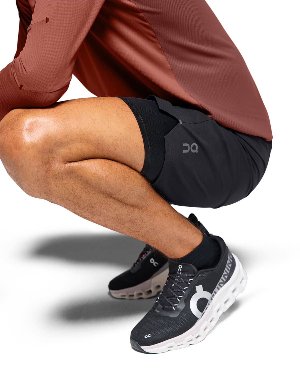 Man wearing the On Preformance Hybrid Shorts Colour Black - Detail 2 in 1 Shorts