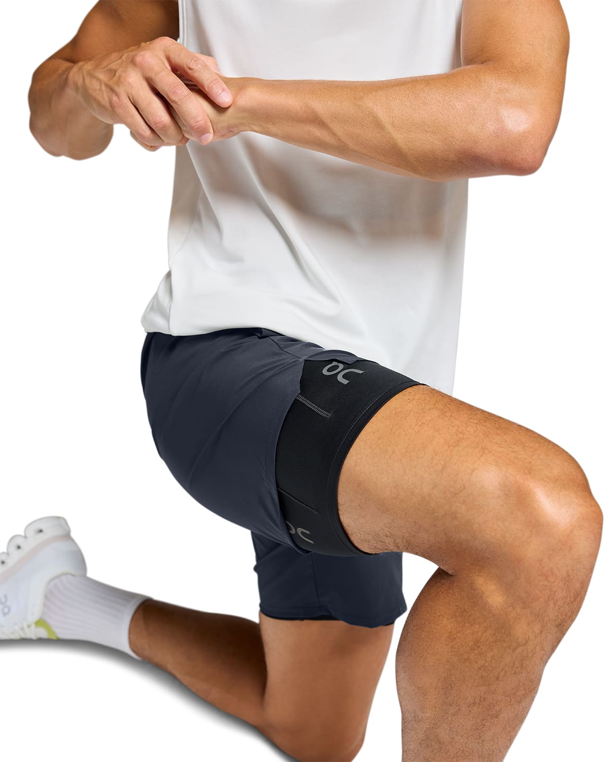 Man wearing the On Preformance Hybrid Shorts Colour Navy - 2-in-1 Shorts