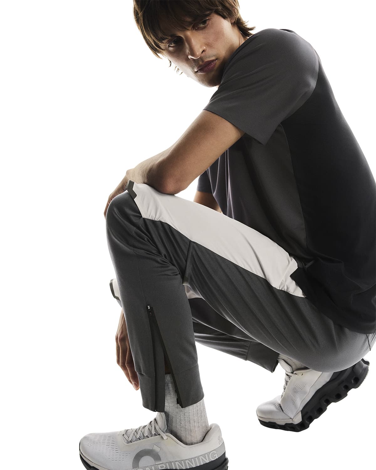 Man wearing the On Weather Pants Colour Silver Eclipse - Breathable knee construction