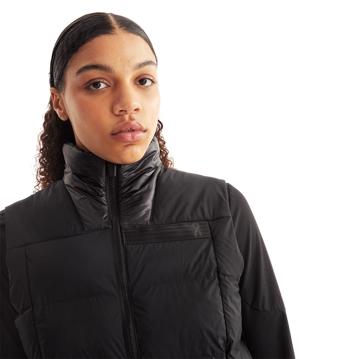 Women wearing the On Challenger Vest Colour Black - Front View Collar Detail