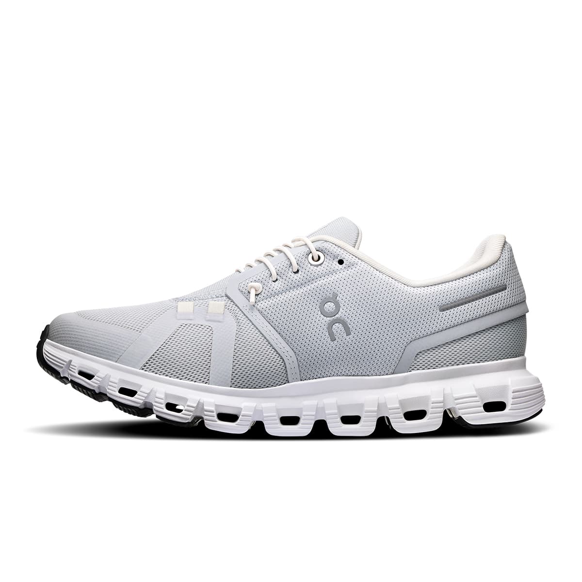45-degree view of the On Cloud 6 Glacier-White men’s running shoe