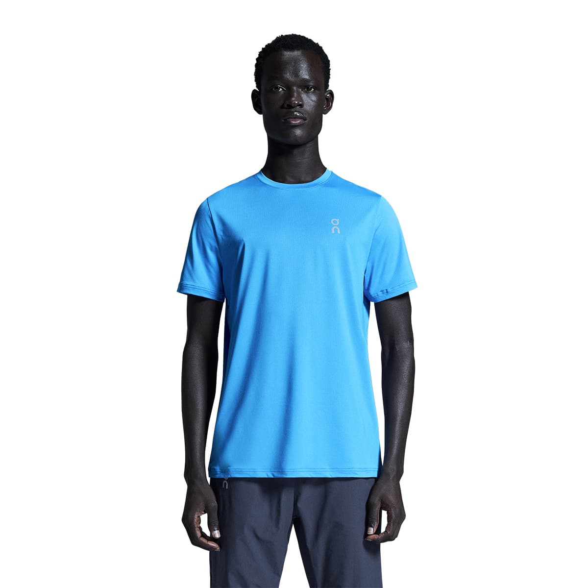 Man wearing the On Core T Colour Malibu