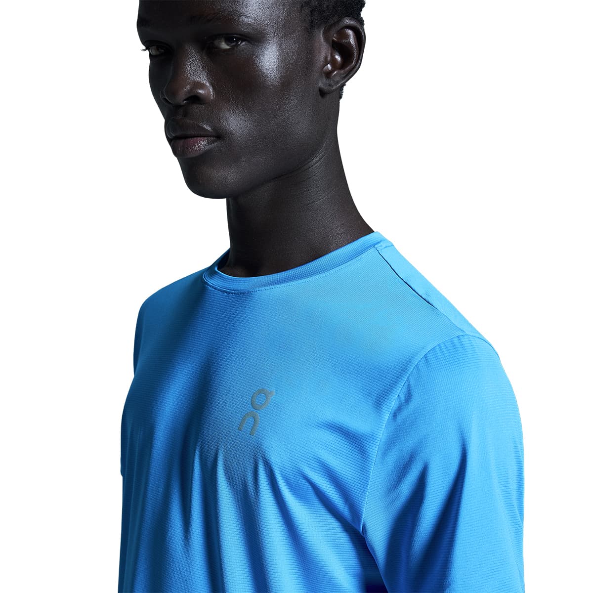 Man wearing the On Core T Colour Malibu - Front Logo