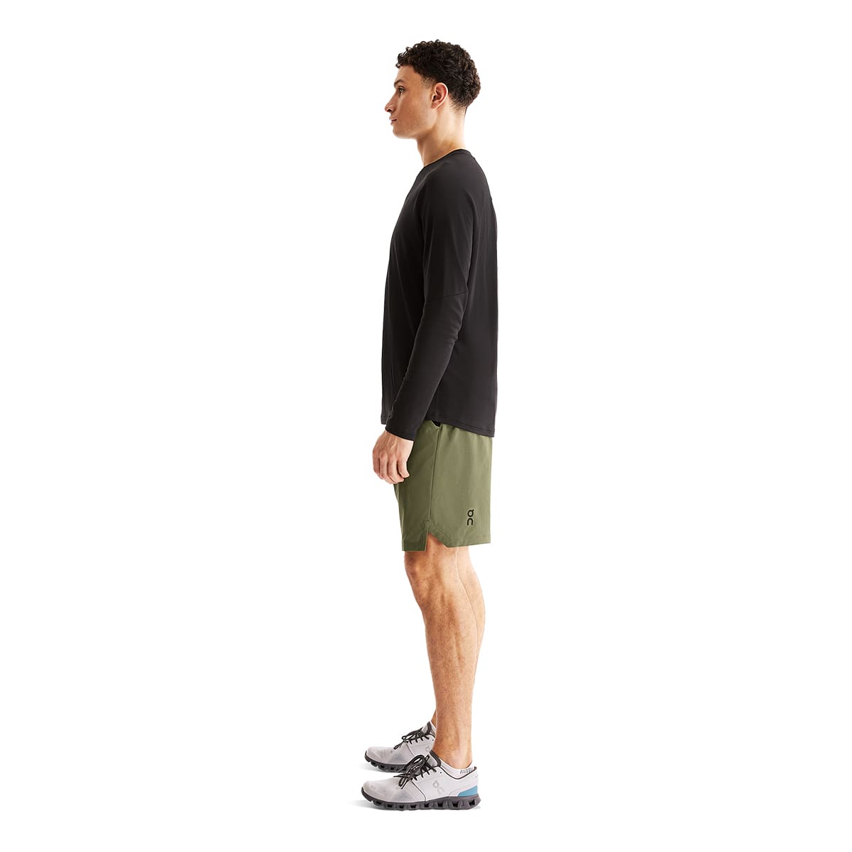 Man wearing the On Focus Long T Colour Black - Side View