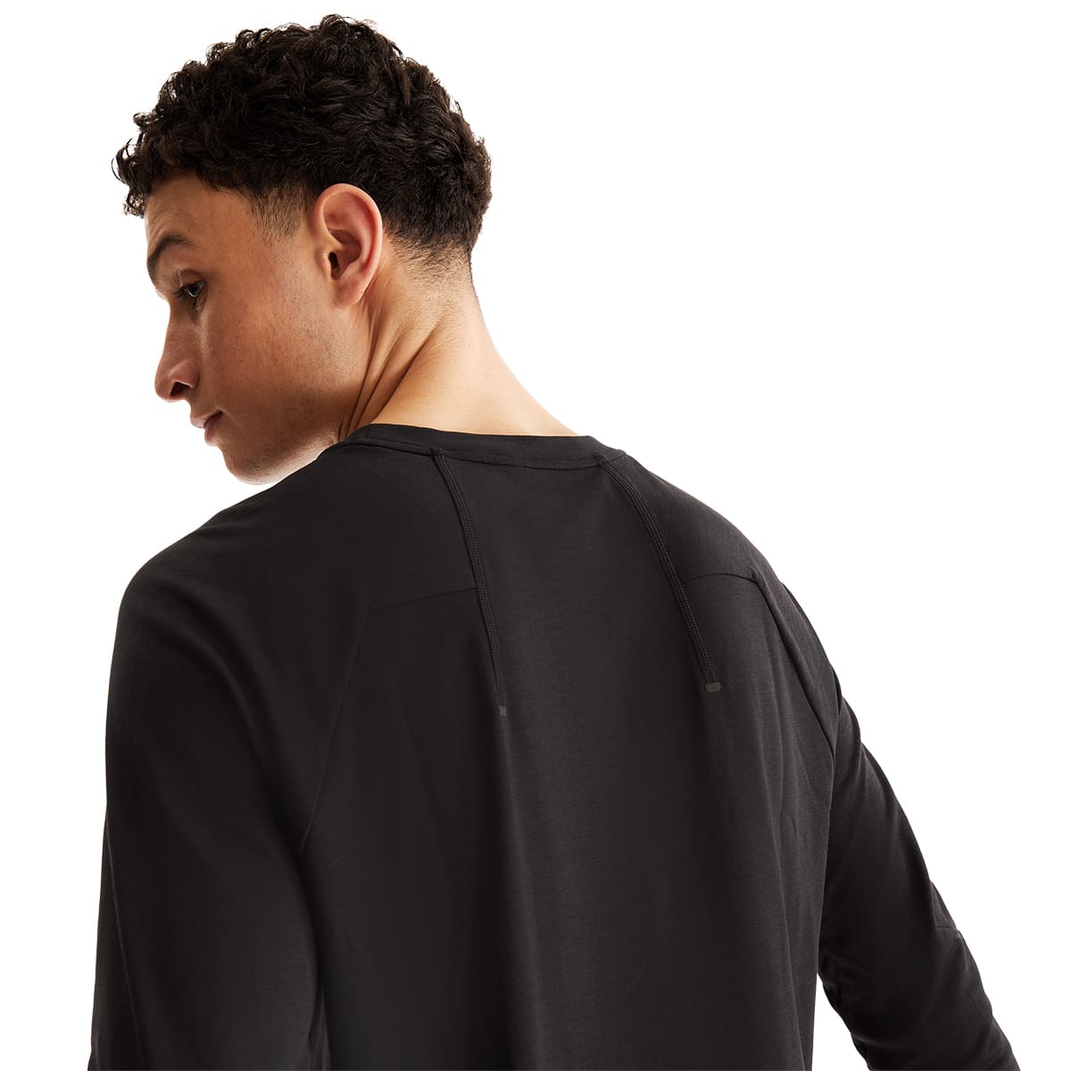 Man wearing the On Focus Long T Colour Black - Back View Stitching