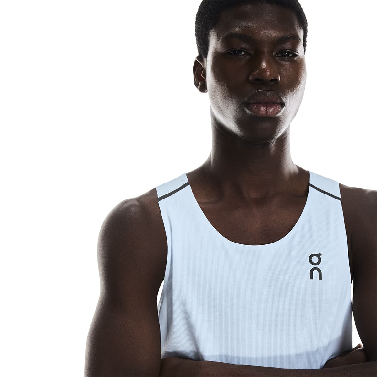 Man wearing the On Performance Tank Colour Arctic-Eclipse - Front view Detail