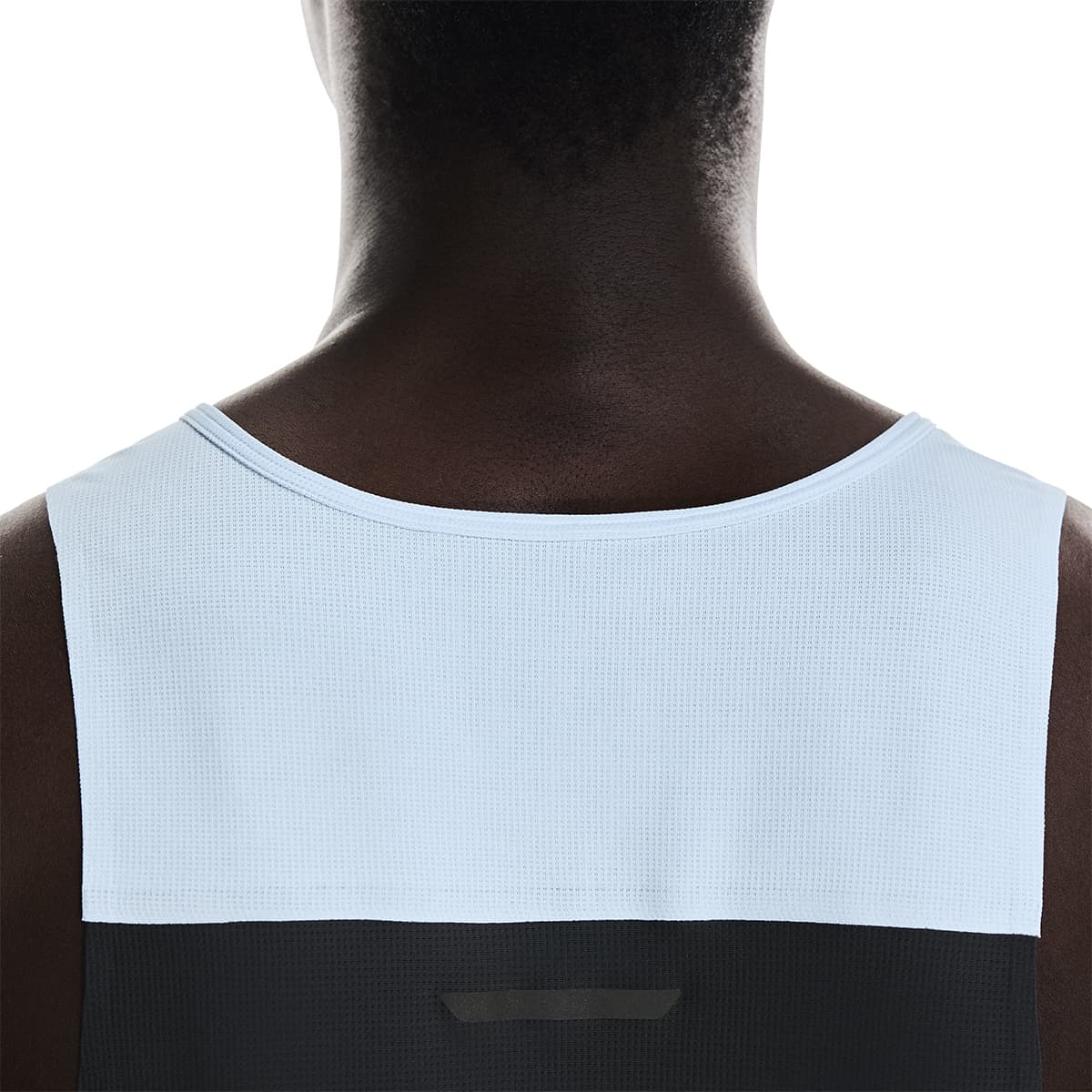 Man wearing the On Performance Tank Colour Arctic-Eclipse - Rear View Detail