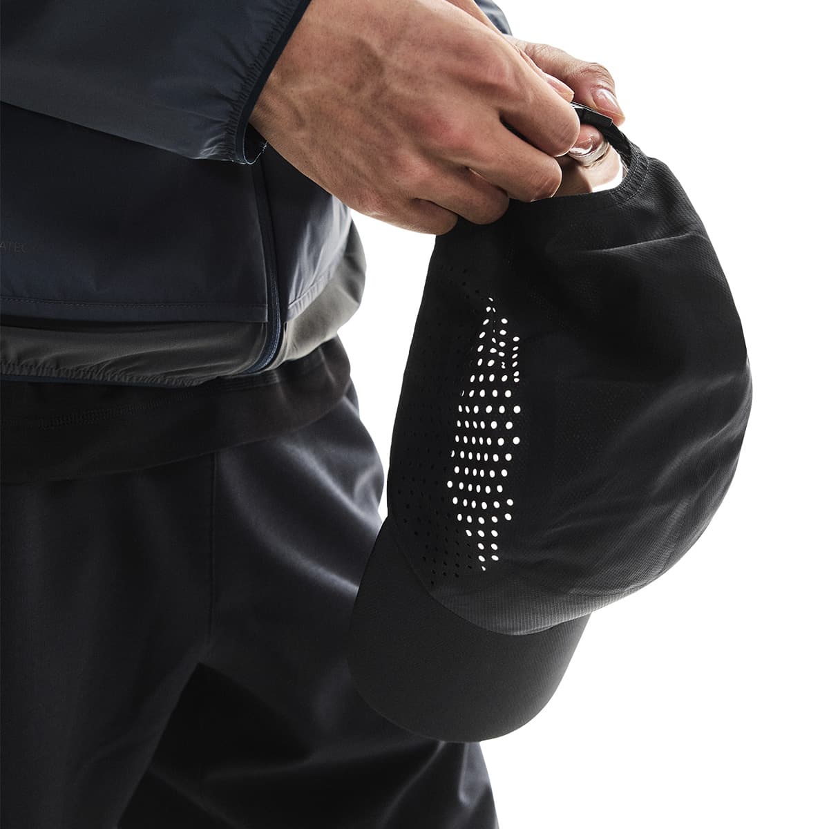 Close-up of detail and strap adjustment of the On Lightweight Cap in Black