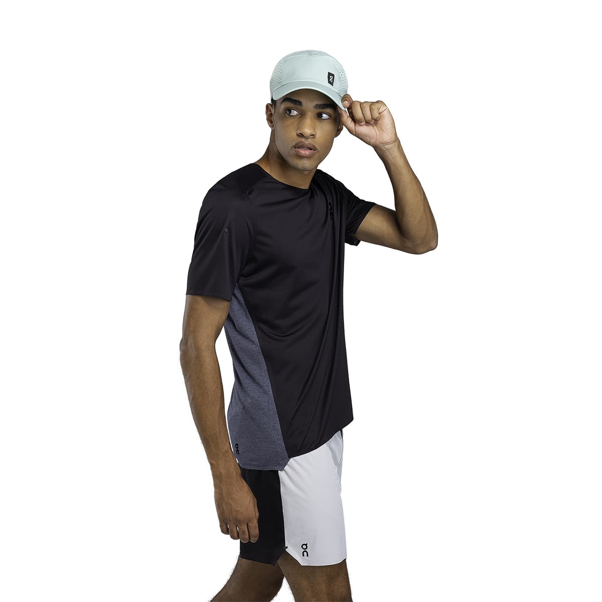 Male Model wearing the On Lightweight Cap Colour Creek