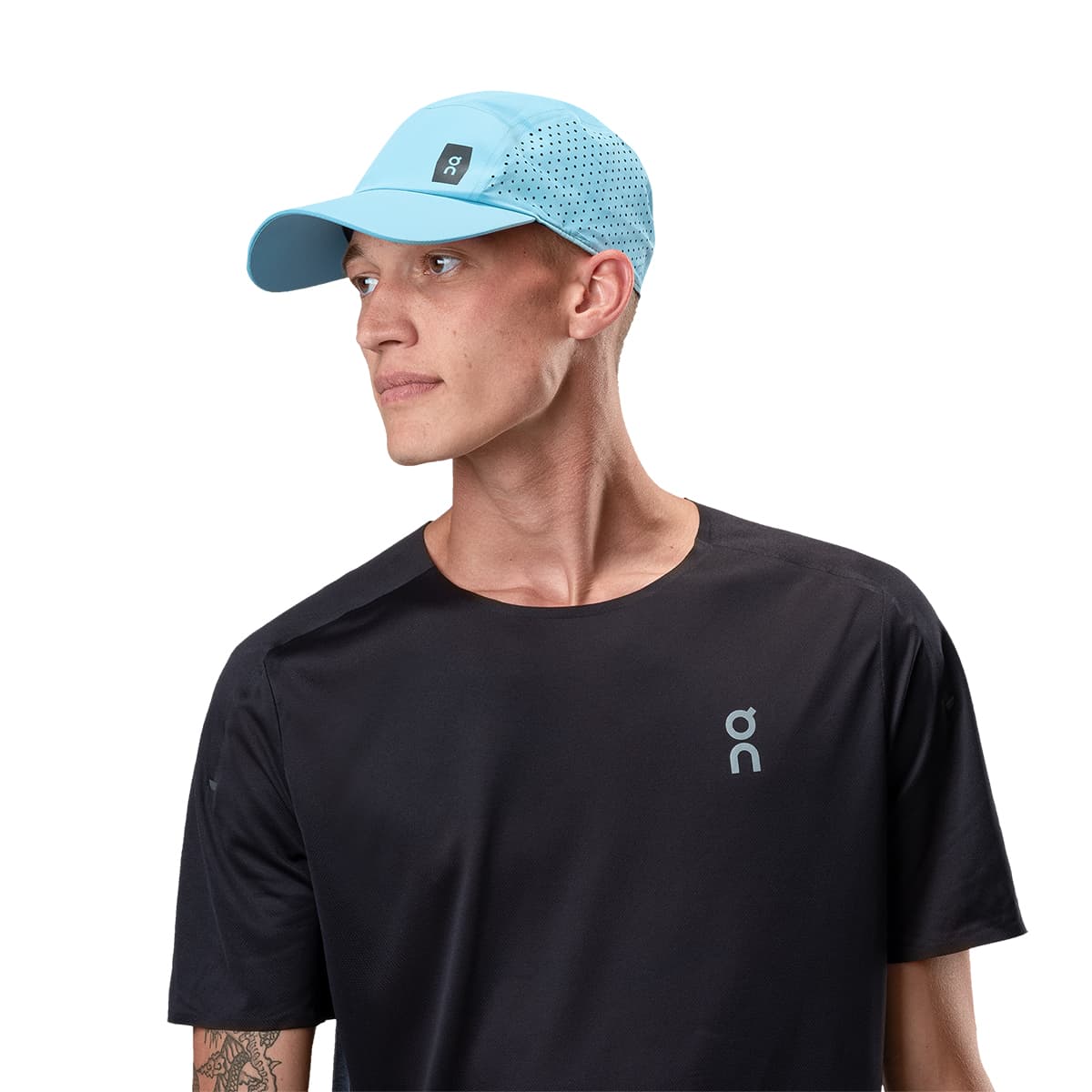 Male Model wearing the On Lightweight Cap Colour Niagara - Close up front