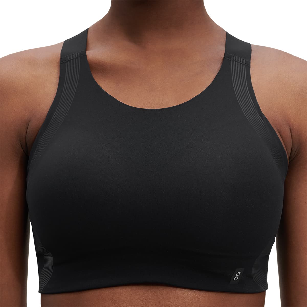 Woman wearing the On Performance Bra Colour Black - Close up front fit
