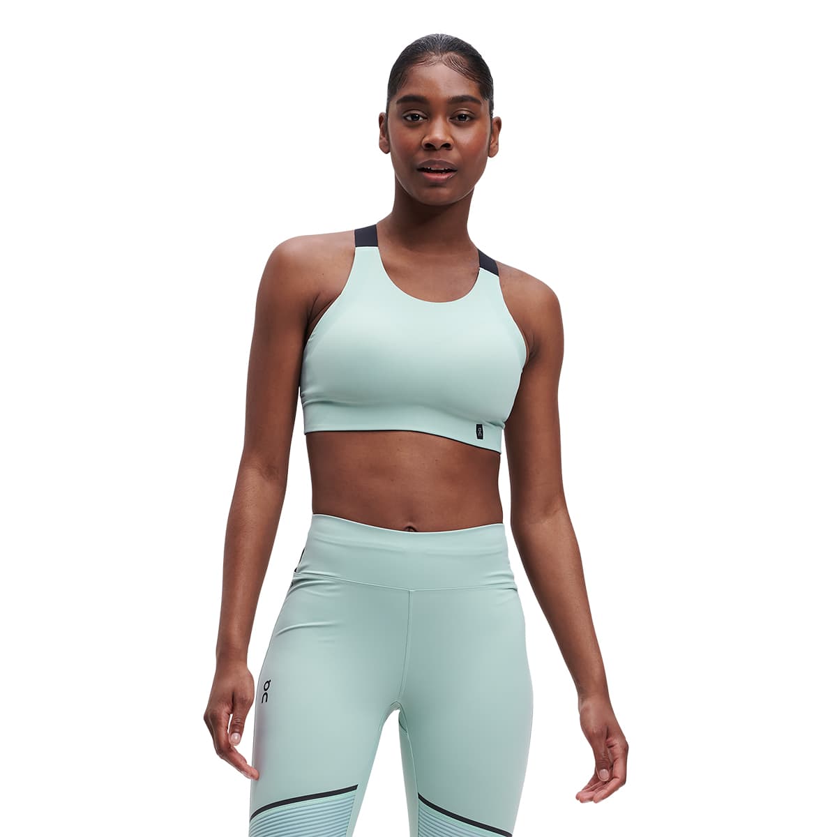 Woman wearing the On Performance Bra Colour Sea-Black