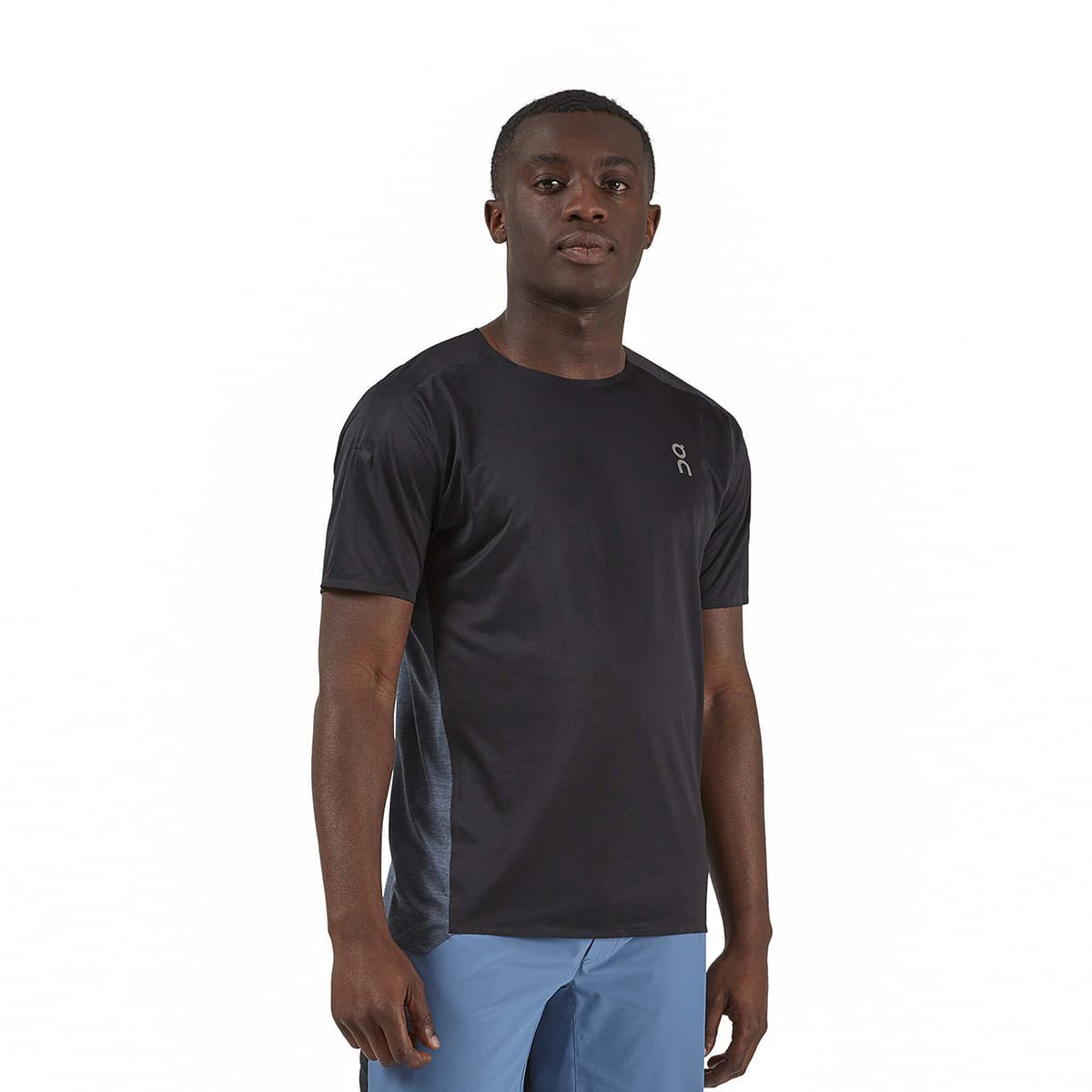 Man wearing the On Performance T Colour Black-Dark