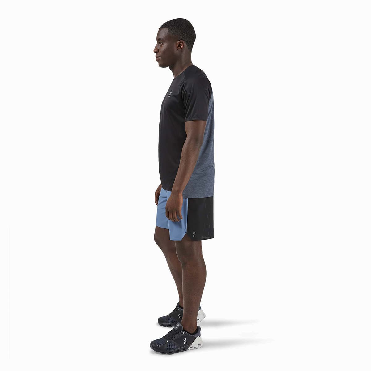 Man wearing the On Performance T Colour Black-Dark - Side Angle