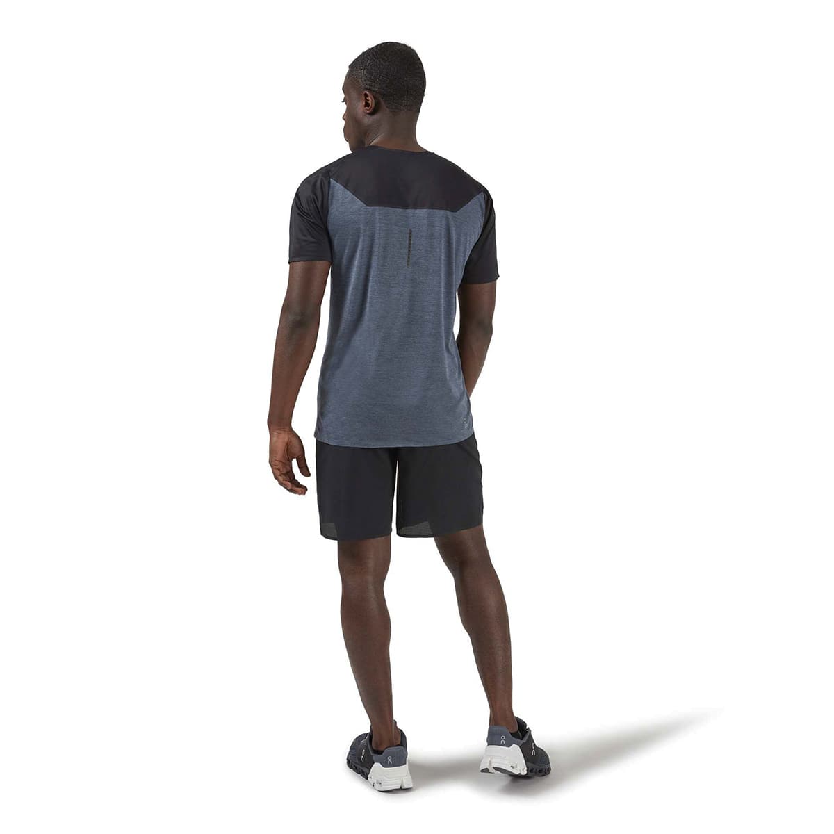 Man wearing the On Performance T Colour Black-Dark - Back View