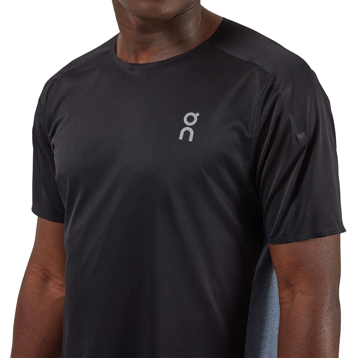 Man wearing the On Performance T Colour Black-Dark - Detail Front View