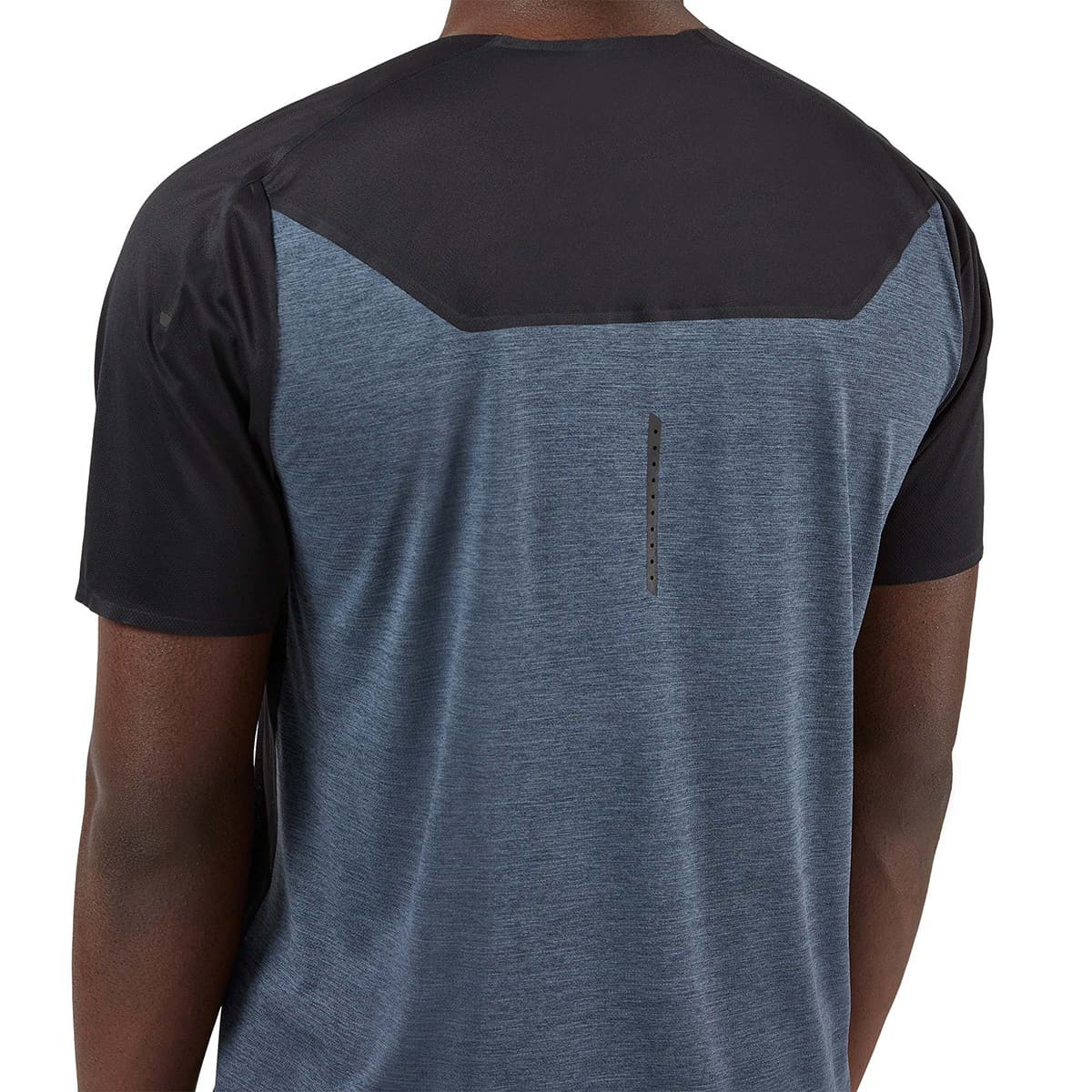 Man wearing the On Performance T Colour Black-Dark - Detail Back View