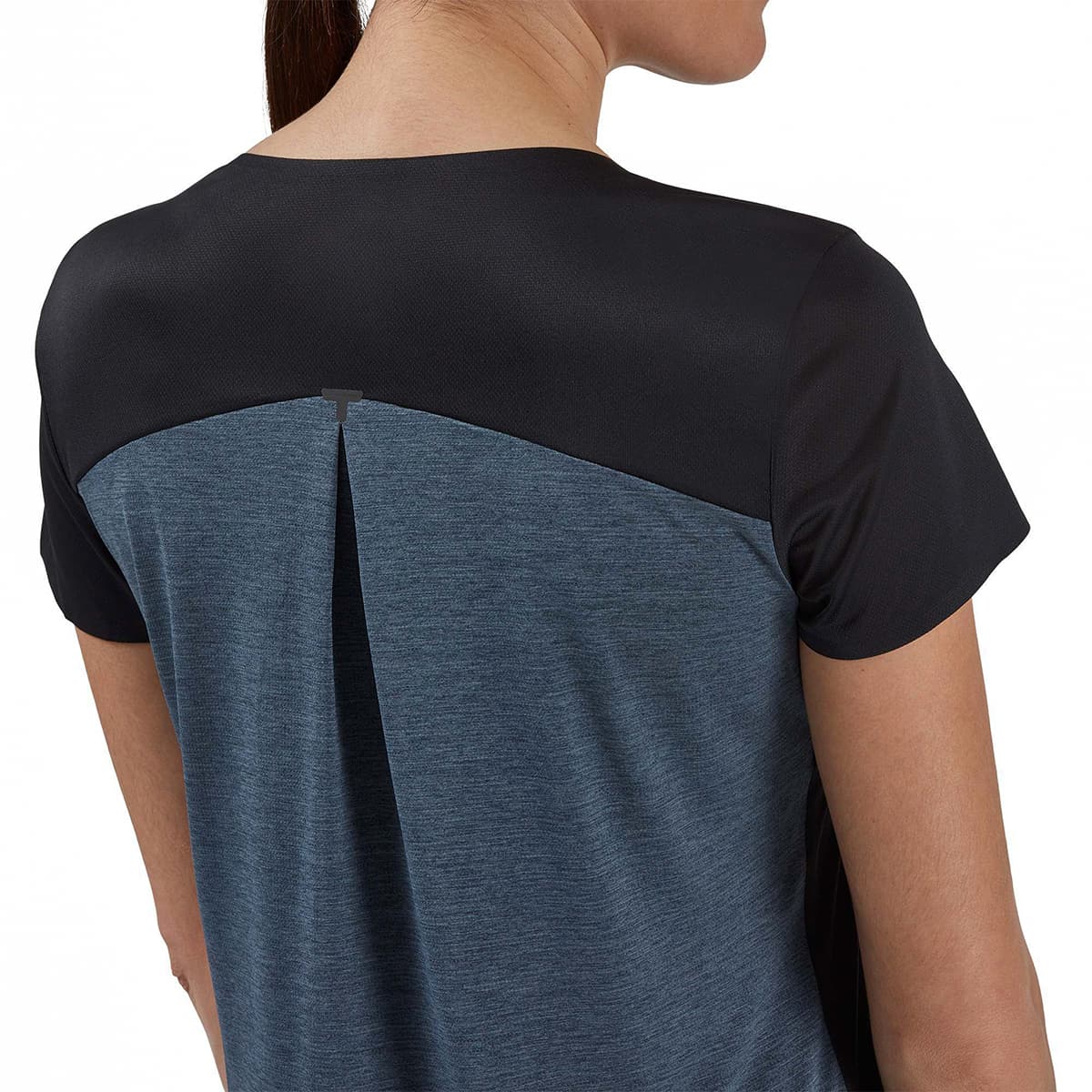 Woman wearing the On Performance T Colour Black Dark - Back View Detail