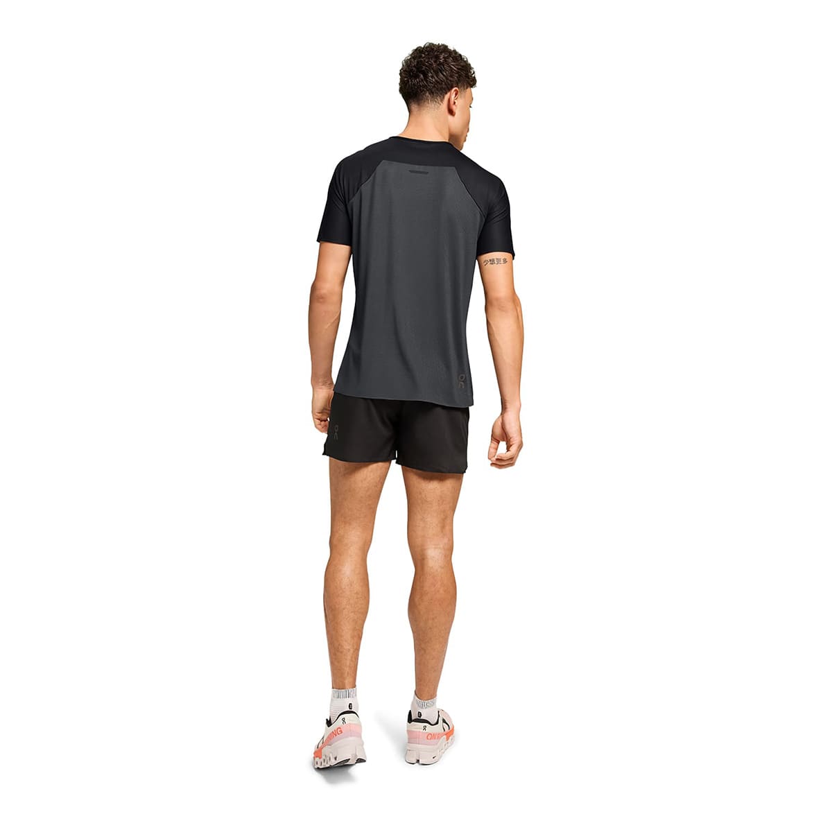 Man wearing the On Performance T Colour Black-Eclipse - Back View