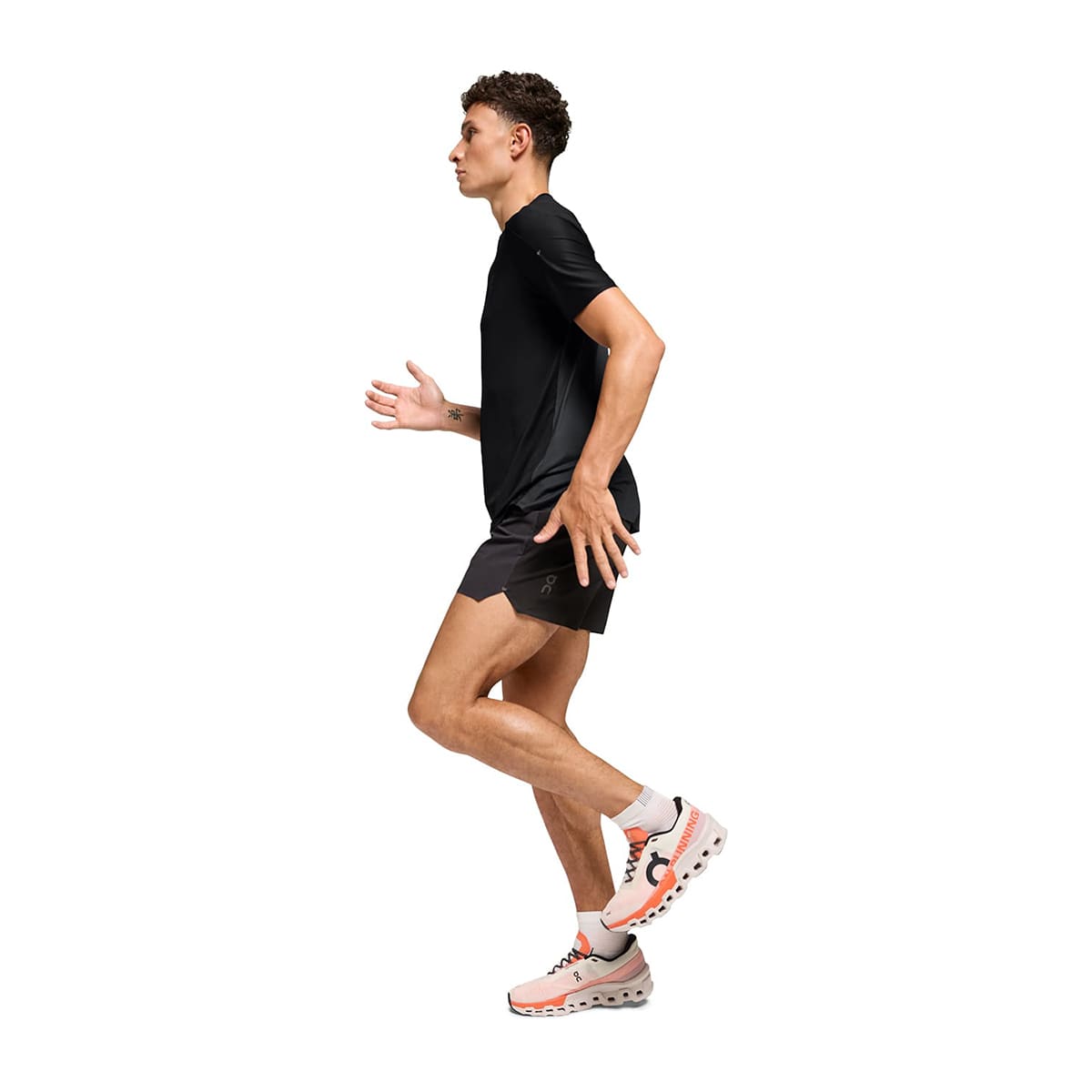Man wearing the On Performance T Colour Black-Eclipse - Side Angle