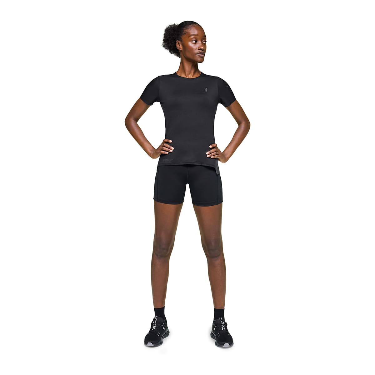 Woman wearing the On Performance T Colour Black-Eclipse - Front view strong pose