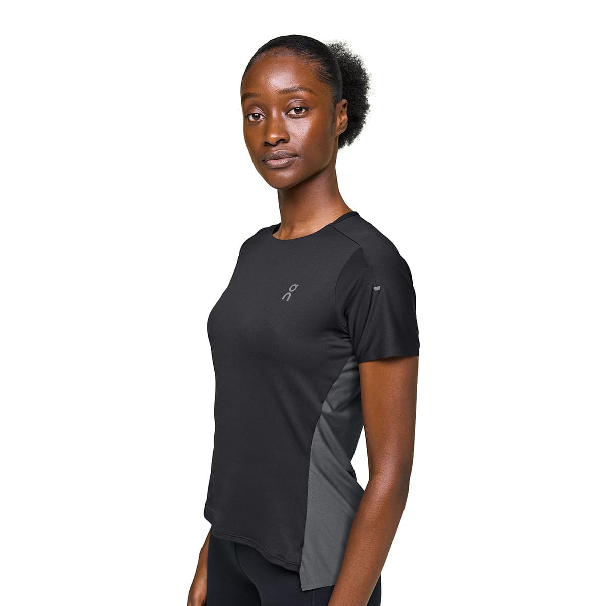 Woman wearing the On Performance T Colour Black-Eclipse - Front view side angle