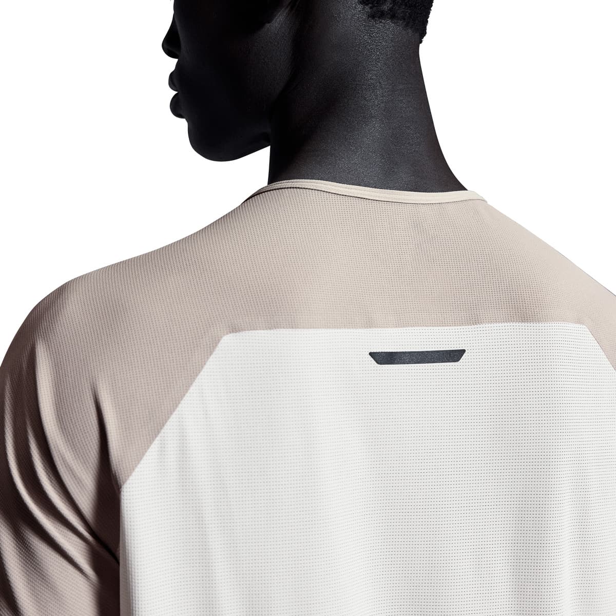 Man wearing the On Performance T Colour Cinder-Silver - Close up Back material detail